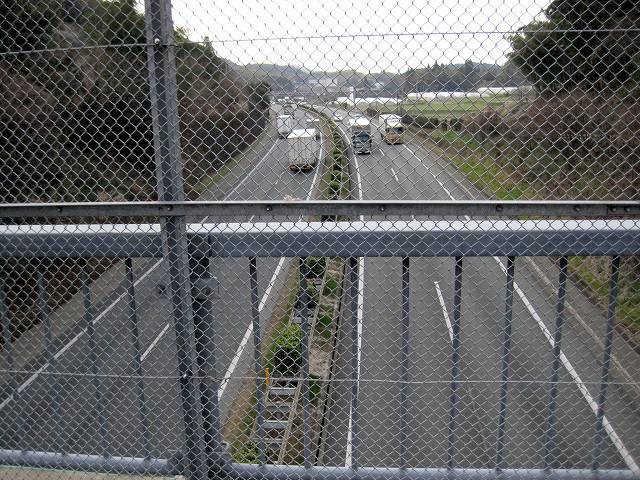 九州縦貫高速道路、北方角です。右の森が関所跡