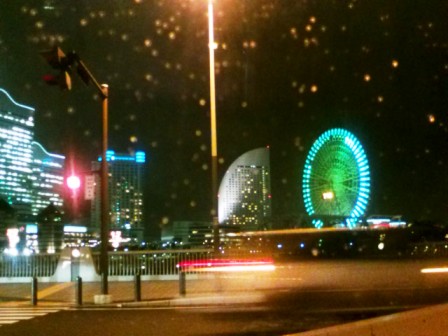雨が降る夜のヨコハマ