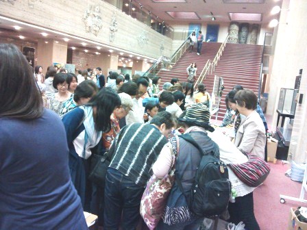 ひとだかり・・・