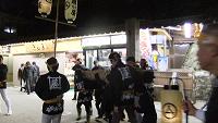 松明はお店まで運ばれて行きました