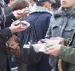 持ち寄って食べてる
