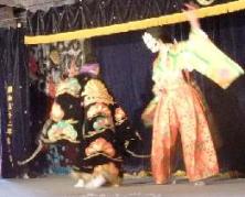 土蜘蛛は頼光におそいかかります