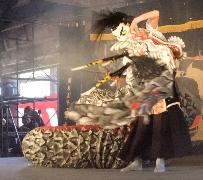 大蛇は首を切り取られる