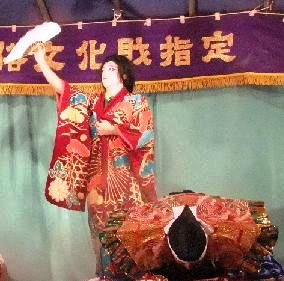 美女に化身した悪狐です