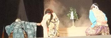 急いで山から駆け降りて行きました