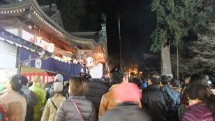 20時の御開帳に並ぶ人