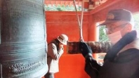 鐘を付く