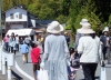 みんな歩いてます