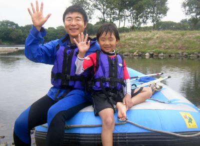 お父さんと一緒に川遊び堪能