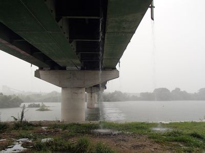 激しい雷雨が襲い掛かります。