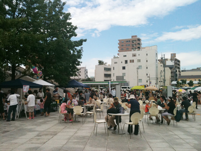 かるぽいち・かるぽーと前広場で