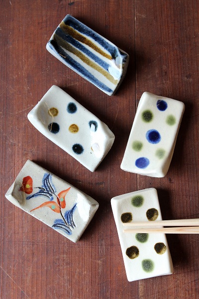 壺屋焼 陶眞窯 カラカラ 盃付・箸置き | 器屋うらの