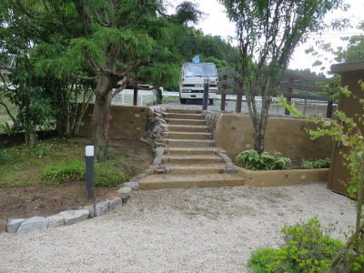 終了)庭の草木除草と古い堆肥物の運搬作業