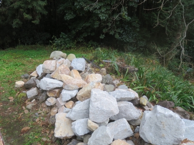 土留め用の御影石ダンプ一杯