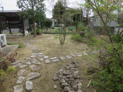 終了)庭の草木除草と古い堆肥物の運搬作業