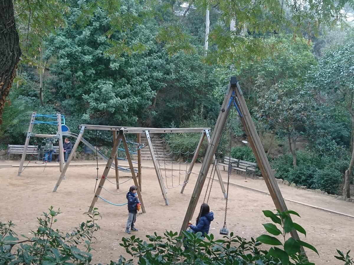 家族連れのお客様への情報 グエル公園の穴場の 子供が遊べる公園 お勧めホテルはドドンデ コム