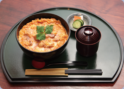 比内やサスケもも肉親子丼