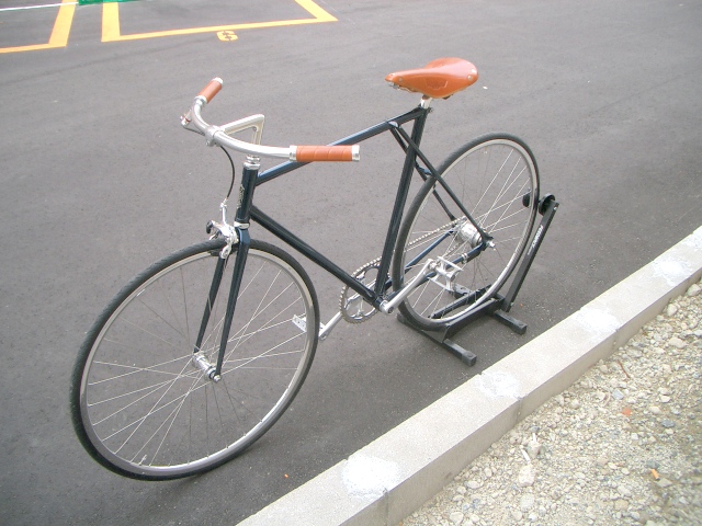ハブなので、ブレーキワイヤーやブレーキレバー、そしてブレーキ本体が要らないという究極のシンプル部品。 それでいて2段変速!シングルバイク 風で2段変速とな!