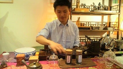 お茶のお兄さん