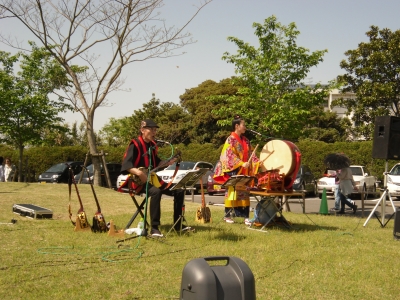 三線ロビンズさんです。