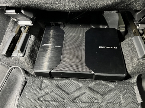 カローラクロスにサブウーファーを取り付けました | カーオーディオの