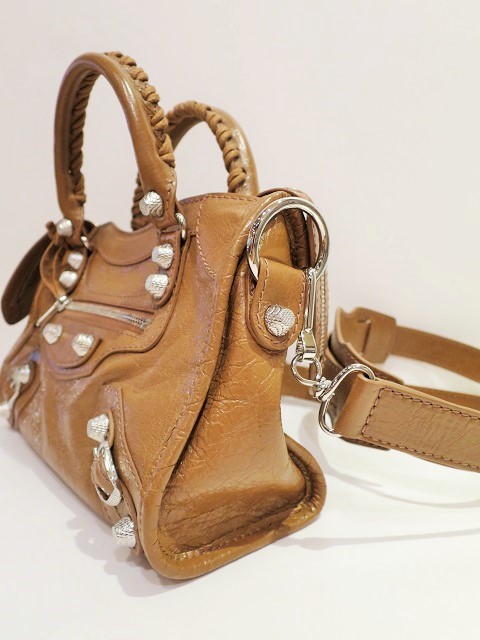 BALENCIAGA(バレンシアガ)」のキャメル色