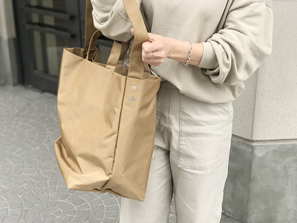 Aeta shoulder tote lbeige.jpg