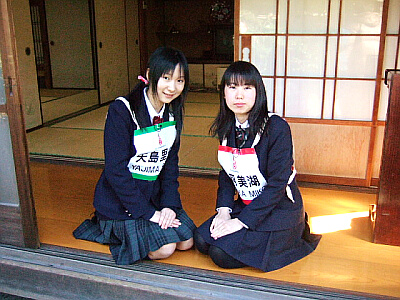 鳳明館の廊下で、美湖ちゃんとのんびりな風景です。