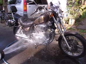 バイクの洗車してお疲れさま〜