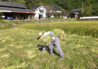小脇に抱える