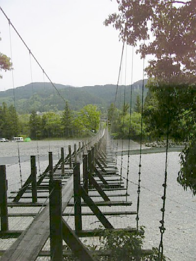 青部のつり橋