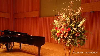 音楽学院の舞台へのスタンド花を。