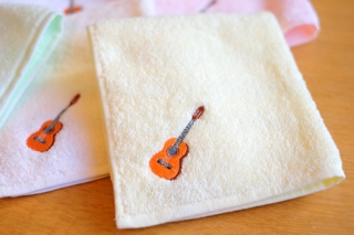 手刺繍入ちっちゃな タオルハンカチ【女の子とギター】 ギター柄ハンカチ 新発売 | Okano Satokoのtea time blog
