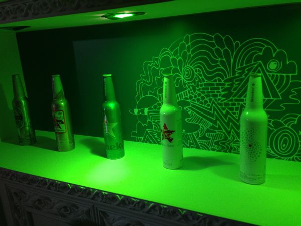 Hinekenbar4.jpg