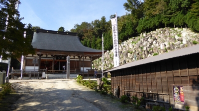 観音正寺 本堂前