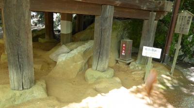 石山寺 安産の腰掛石