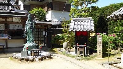 法起院観音と弁財天堂
