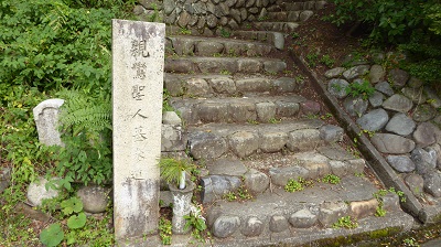 a08_04親鸞聖人墓参道前