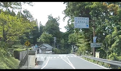 大門前通過