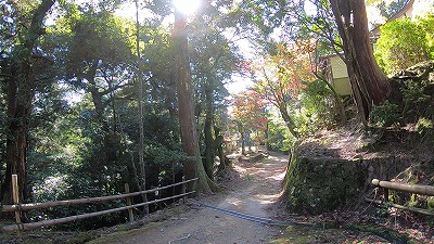 4058_薬師堂へ