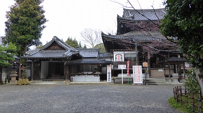 103本堂前境内