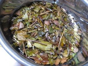 寒番茶をボウルに入れて一晩