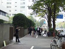 裁判所へ向かう人々