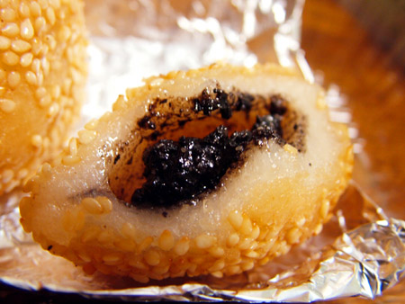 黒ゴマあん入り揚げゴマ団子