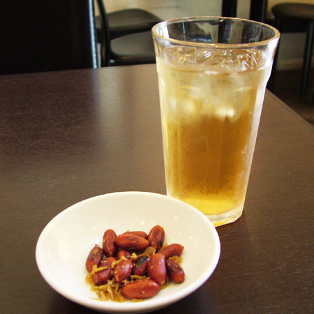 お茶とローストピーナツ