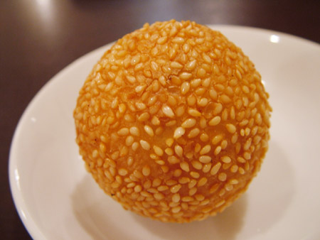黒ゴマあん入り揚げゴマ団子