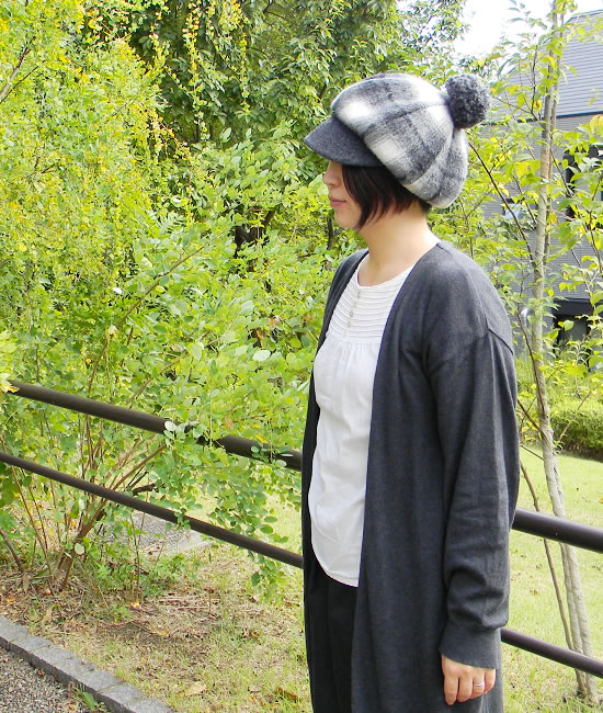 大人のポンポン付き帽子スタイル