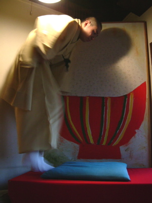 高座に上がる初花さん