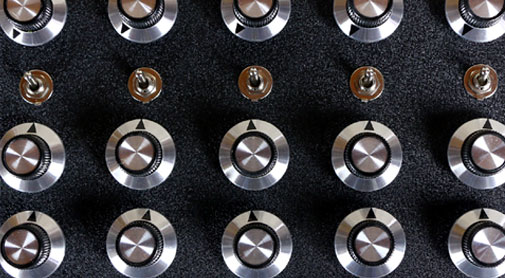 10個のオシレーターを操作できるノイズ系のドローン・シンセ。JMT