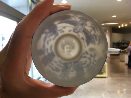 多治見市内で透かし美人のカップ(芸者の透かし絵)でお茶が 多治見市内で透かし美人のカップ(芸者の透かし絵)でお茶が